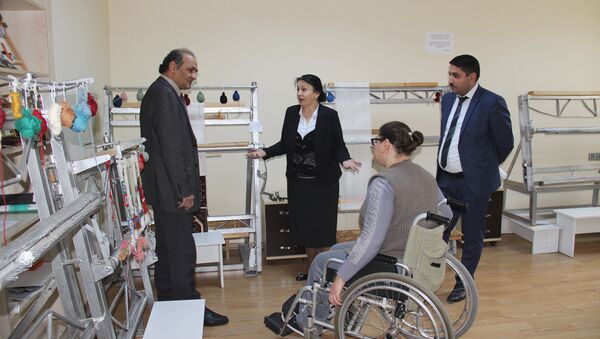 Девушка с ограниченными возможностями в Центре профессиональной реабилитации молодежи - Sputnik Азербайджан