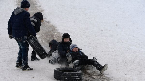 Школьники, катающиеся на ледяной горке, фото из архива - Sputnik Азербайджан