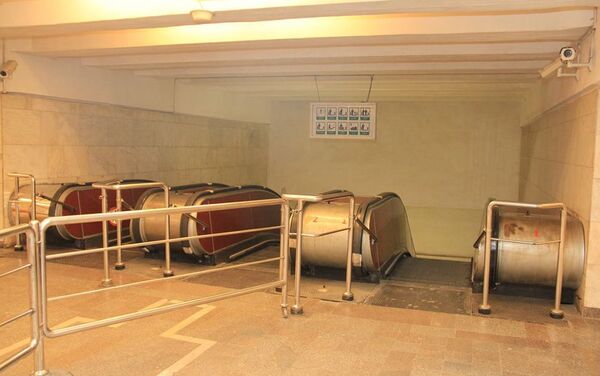 Эскалаторы первого вестибюля станции метро Иншаатчылар - Sputnik Азербайджан