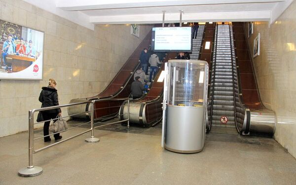 Эскалаторы первого вестибюля станции метро Иншаатчылар - Sputnik Азербайджан