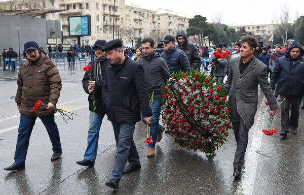 День всенародной скорби в связи с 20 Января на Аллее Шехидов - Sputnik Азербайджан