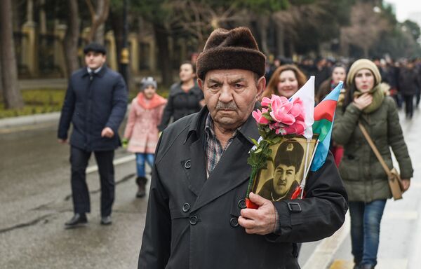 День всенародной скорби в связи с 20 Января на Аллее Шехидов - Sputnik Азербайджан