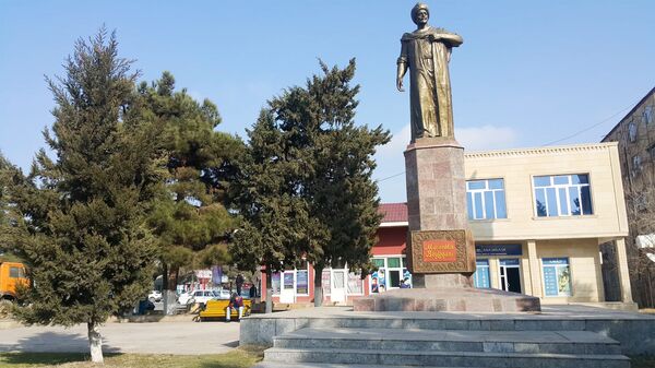 Mücirəddin Beyləqaninin heykəli Mücirəddin Beyləqaninin heykəli - Sputnik Azərbaycan