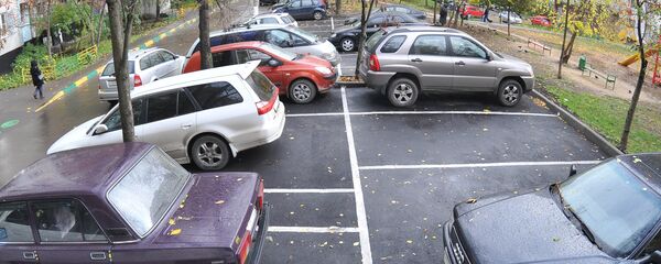 Автомобильная парковка во дворе жилого дома, фото из архива Автомобильная парковка во дворе жилого дома, фото из архива - Sputnik Азербайджан