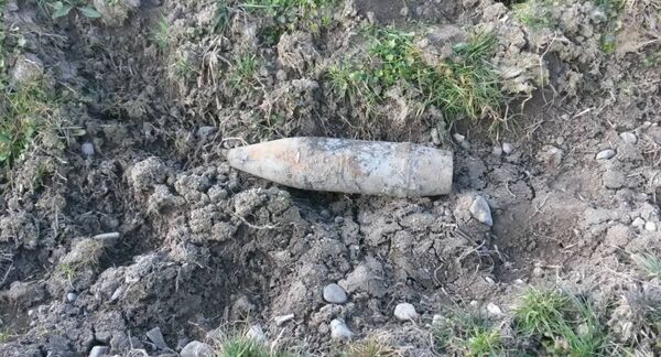 Артиллерийский снаряд найденный в водоканале села Кичикли Агдамского района Артиллерийский снаряд найденный в водоканале села Кичикли Агдамского района - Sputnik Азербайджан