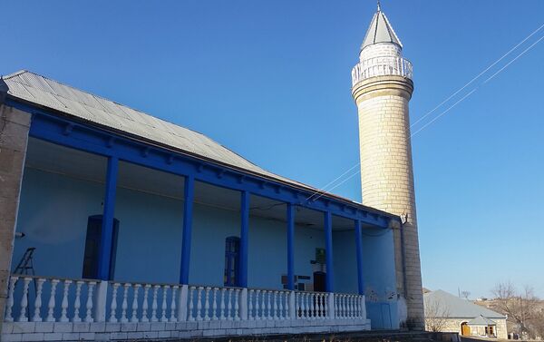 Здесь также находится построенная после смерти Гаджи Махмуд Эфенди мечеть. - Sputnik Азербайджан