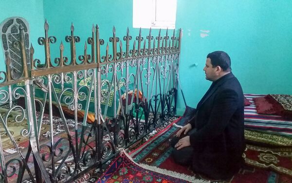 Могилу шейха посещают паломники не только из Азербайджана, но также из соседних стран. - Sputnik Азербайджан