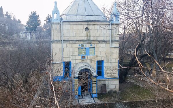 Усыпальница высотой в три метра имеет квадратную форму, с одной дверью и двумя окнами. - Sputnik Азербайджан