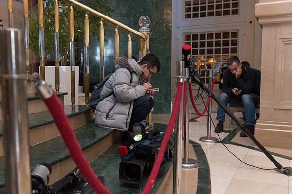 Представители СМИ в ожидании спикеров и комментариев о ходе межсирийских переговоров. - Sputnik Азербайджан