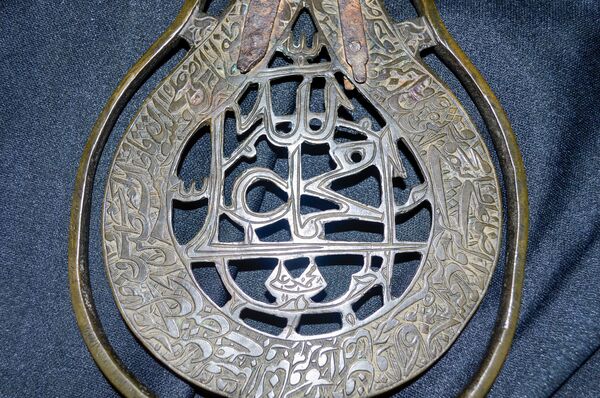 Bayraq başlığının üzərində ərəb əlifbası ilə bir neçə dəfə Allah sözü yazılıb Bayraq başlığının üzərində ərəb əlifbası ilə bir neçə dəfə Allah sözü yazılıb - Sputnik Azərbaycan