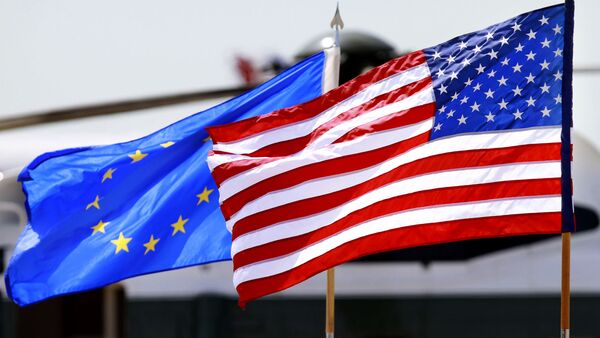 Флаги ЕС и США, фото из архива - Sputnik Azərbaycan
