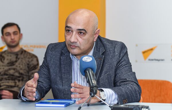 Политолог Тофик Аббасов Политолог Тофик Аббасов - Sputnik Азербайджан