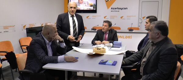 Клуб политологов справил юбилей в пресс-центре Sputnik Азербайджан Клуб политологов справил юбилей в пресс-центре Sputnik Азербайджан - Sputnik Азербайджан
