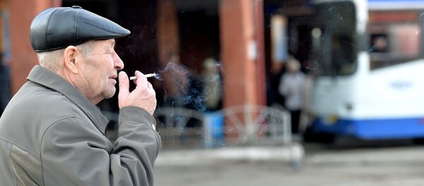 Мужчина курит сигарету, фото из архива - Sputnik Азербайджан