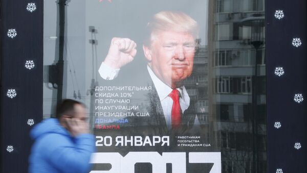 Рекламный плакат с изображением Дональда Трампа в магазине Армия России, расположенного напротив посольства США в Москве, 20 января 2017 года - Sputnik Азербайджан