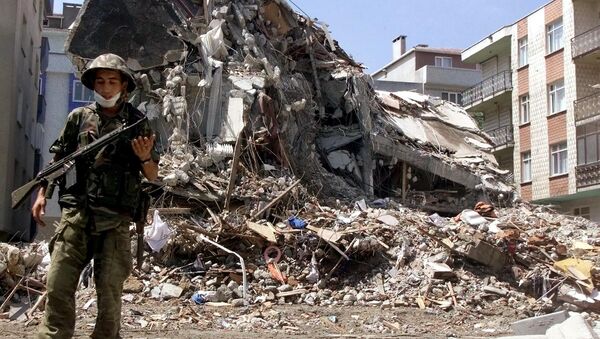 Разрушения в результате землетрясения, Стамбул, 20 августа 1999 года - Sputnik Азербайджан