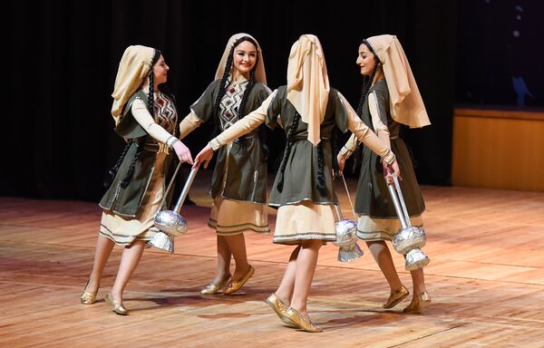 Концерт грузинских вокально-танцевальных ансамблей Волшебные ритмы Грузии во Дворце Гейдара Алиева - Sputnik Азербайджан