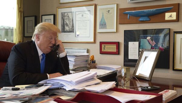 Президент США Дональд Трамп разговаривает по телефону, фото из архива - Sputnik Азербайджан