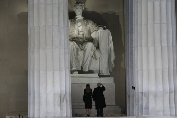 Дональд и Мелания Трамп перед статуей Авраама Линкольна - Sputnik Азербайджан