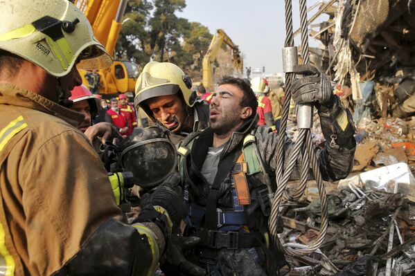 Пожар и обрушение здания в Тегеране - Sputnik Азербайджан