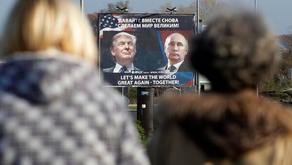 Рекламный щит с фотографиями президентов США и России Дональда Трампа и Владимира Путина, Даниловград, Черногория, 16 ноября 2016 года - Sputnik Азербайджан