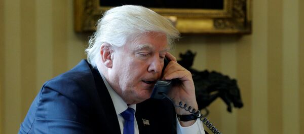 Президент США Дональд Трамп в ходе телефонного разговора с российским президентом Владимиром Путиным, Белый дом, 28 января 2017 года - Sputnik Азербайджан