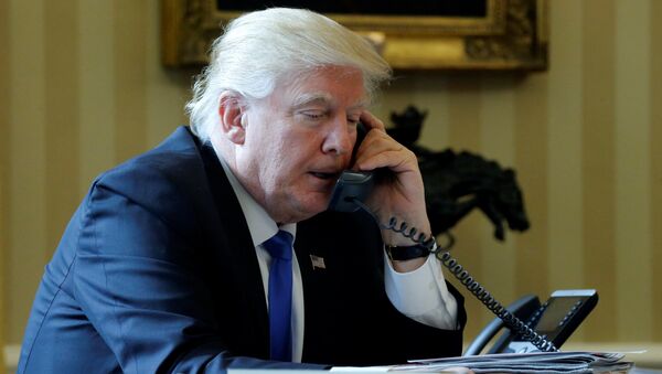 Президент США Дональд Трамп в ходе телефонного разговора с российским президентом Владимиром Путиным, Белый дом, 28 января 2017 года - Sputnik Азербайджан