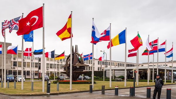Флаги стран НАТО перед штаб-квартирой Альянса в Брюсселе - Sputnik Азербайджан