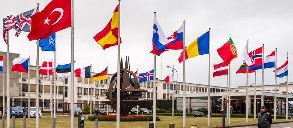 Флаги стран НАТО перед штаб-квартирой Альянса в Брюсселе - Sputnik Азербайджан