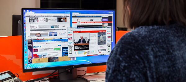 Девушка за просмотром местных новостных сайтов Девушка за просмотром местных новостных сайтов - Sputnik Азербайджан