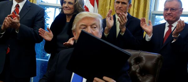 Дональд Трамп в Овальном кабинете Дональд Трамп в Овальном кабинете - Sputnik Азербайджан