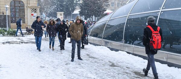 Состояние тротуаров после снега - Sputnik Азербайджан