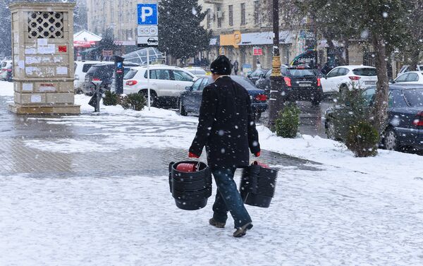 Состояние тротуаров после снега - Sputnik Азербайджан