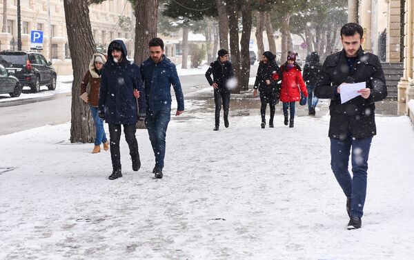 Состояние тротуаров после снега - Sputnik Азербайджан