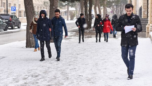 Улицы Баку после прошедшего снегопада - Sputnik Азербайджан