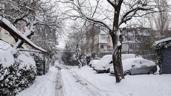Снег в Баку — кому в радость, а кому в тягость - Sputnik Azərbaycan