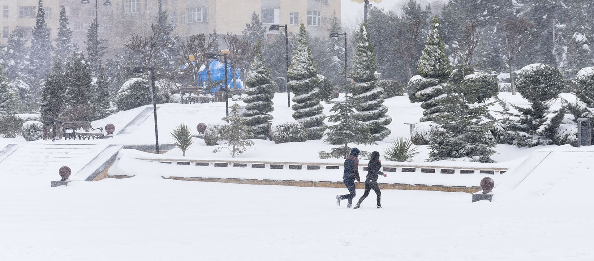 Снег в Баку — кому в радость, а кому в тягость - Sputnik Азербайджан, 1920, 22.02.2021