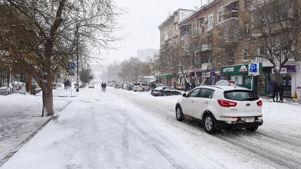 Снег в Баку — кому в радость, а кому в тягость - Sputnik Азербайджан