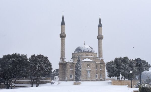 Снег в Баку — кому в радость, а кому в тягость - Sputnik Азербайджан