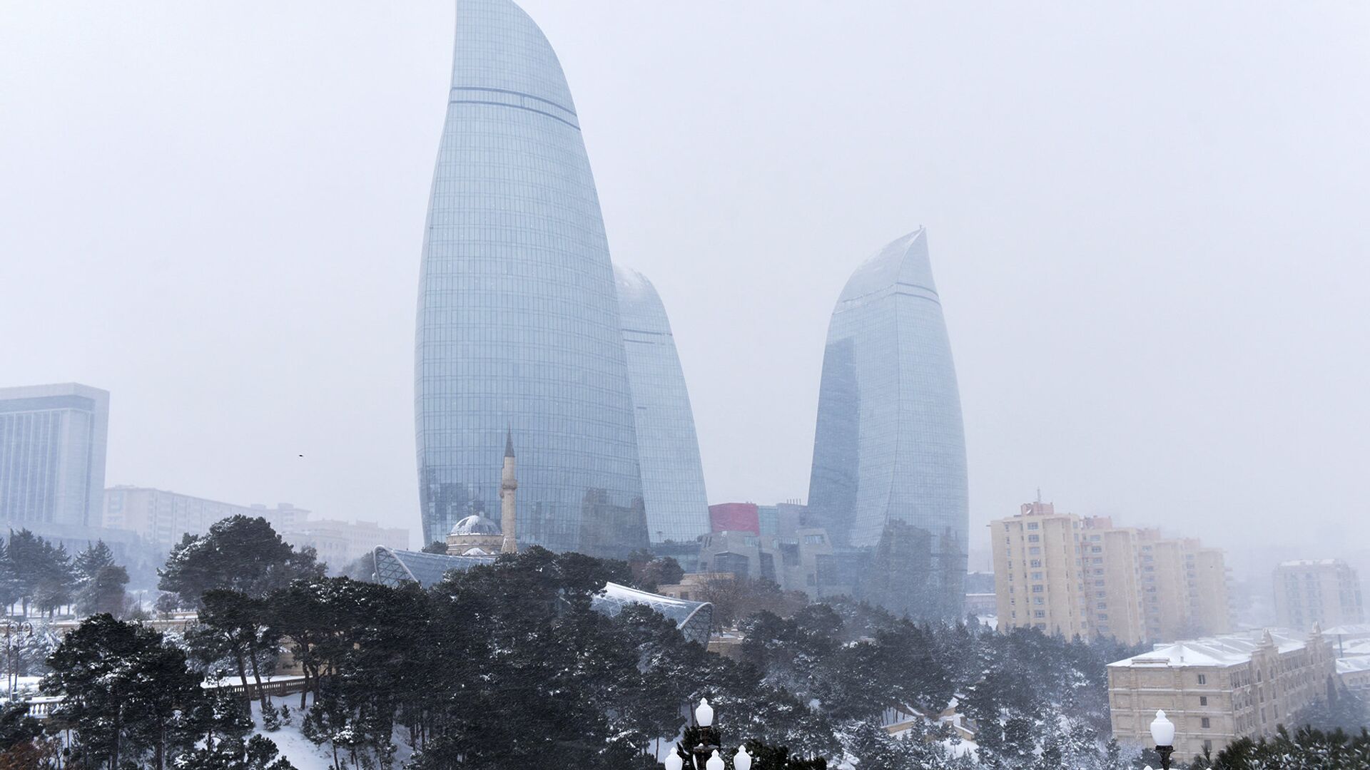 Снег в Баку — кому в радость, а кому в тягость - Sputnik Азербайджан, 1920, 05.01.2023