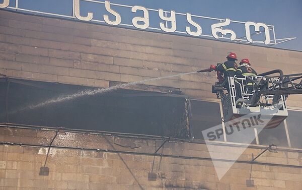 Пожарные ликвидируют очаги возгорания на верхних этажах торгового центра - Sputnik Азербайджан