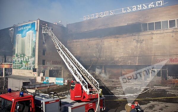 Пожар уничтожил более 13 тысяч квадратных метров торговых площадей, на которых были расположены десятки торговых объектов, а также золотая биржа Мир золота и магазины, торгующие мебелью - Sputnik Азербайджан
