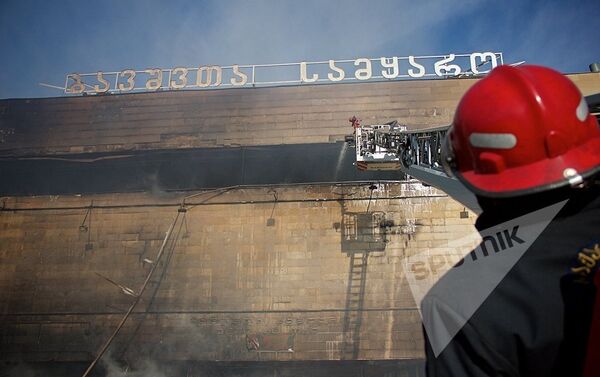 Пожарные тушили охваченное огнем здание Детского мира более девяти часов - Sputnik Азербайджан
