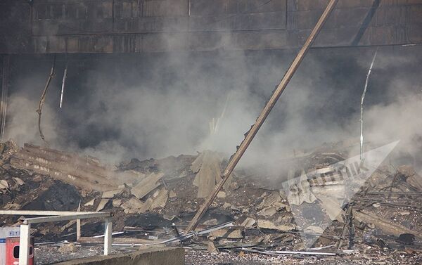 Сильный пожар уничтожил не только огромное здание Детского мира. От огня пострадал расположенный близ здания оптовый рынок - Sputnik Азербайджан