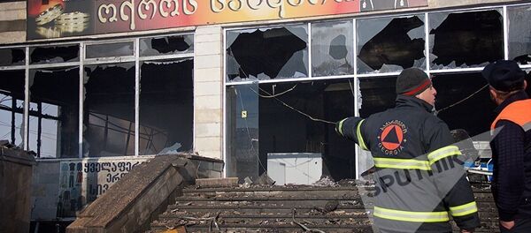 После ликвидации главных очагов возгорания пожарные сообщили, что существовала опасность того, что огонь мог перекинуться на близлежащую территорию Боржомского вокзала, а также на расположенный рядом вход в метро После ликвидации главных очагов возгорания пожарные сообщили, что существовала опасность того, что огонь мог перекинуться на близлежащую территорию Боржомского вокзала, а также на расположенный рядом вход в метро - Sputnik Азербайджан