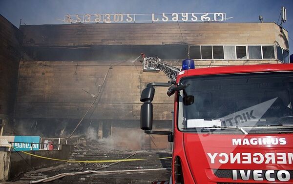 Мэр Тбилиси Давид Нармания заявил, что за пожар на Вокзальной площади ответственность должна понести администрация рынка - Sputnik Азербайджан