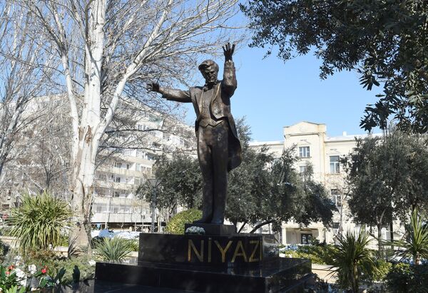 Görkəmli dirijor Niyazinin abidəsi Bakıda onun adına olan küçədə ucaldılıb Görkəmli dirijor Niyazinin abidəsi Bakıda onun adına olan küçədə ucaldılıb - Sputnik Azərbaycan