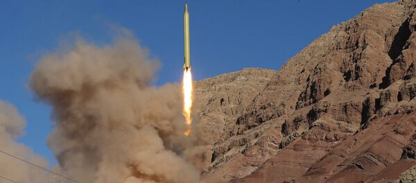 Запуск баллистической ракеты дальнего действия Гадр на склоне горы Эльбурс на севере Ирана, 9 марта 2016 года - Sputnik Азербайджан
