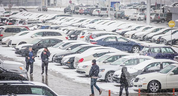 Покупатели на руставском авторынке Покупатели на руставском авторынке - Sputnik Азербайджан