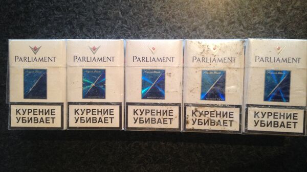 Мужчина пытался ввезти в страну 78 400 штук сигарет Parliament и 9 600 штук сигарет Marlboro. Мужчина пытался ввезти в страну 78 400 штук сигарет Parliament и 9 600 штук сигарет Marlboro. - Sputnik Азербайджан